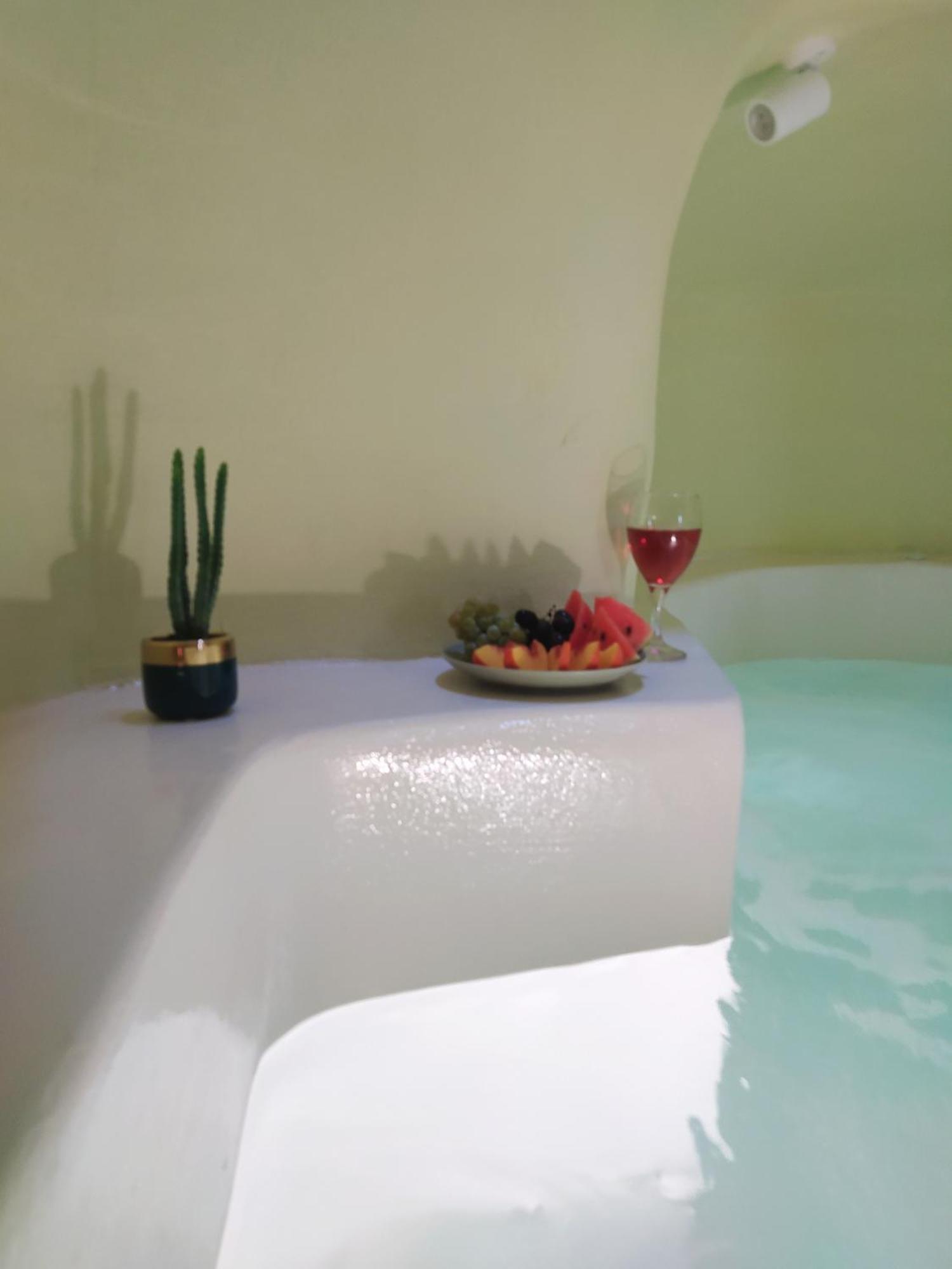 Вилла Santorini Oasis- Cave House Тира Экстерьер фото