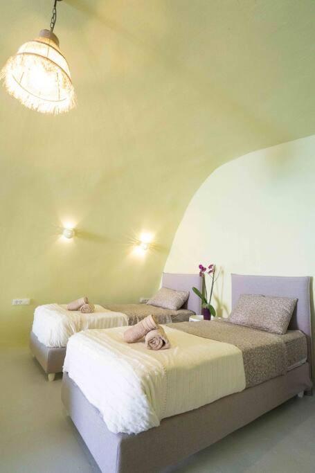 Вилла Santorini Oasis- Cave House Тира Экстерьер фото