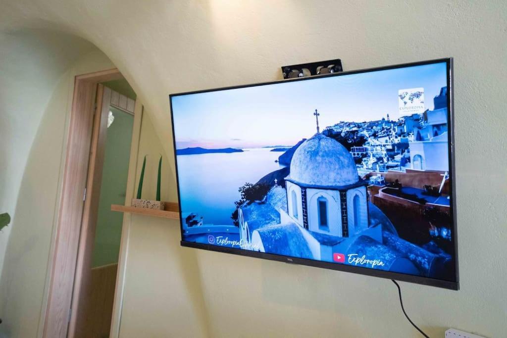 Вилла Santorini Oasis- Cave House Тира Экстерьер фото
