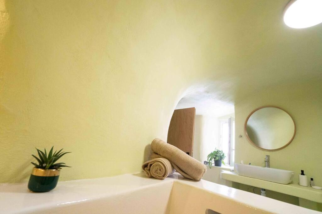 Вилла Santorini Oasis- Cave House Тира Экстерьер фото