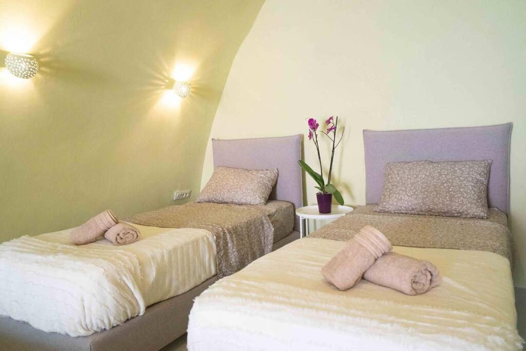 Вилла Santorini Oasis- Cave House Тира Экстерьер фото