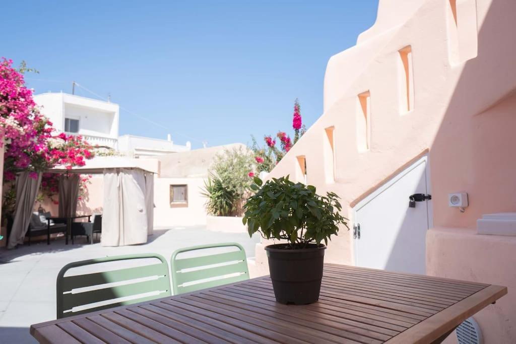 Вилла Santorini Oasis- Cave House Тира Экстерьер фото