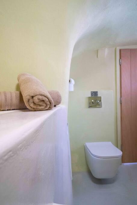 Вилла Santorini Oasis- Cave House Тира Экстерьер фото