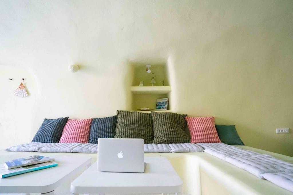Вилла Santorini Oasis- Cave House Тира Экстерьер фото