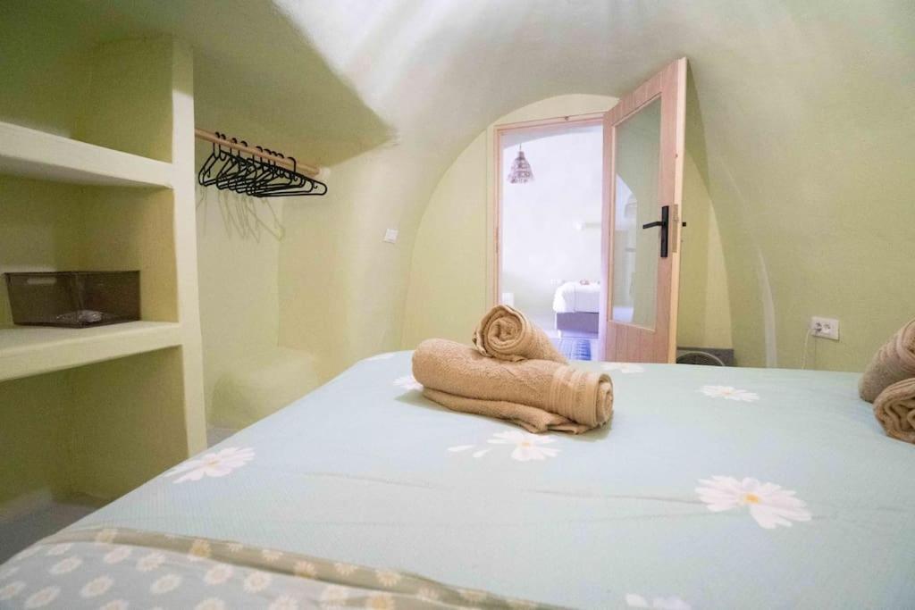 Вилла Santorini Oasis- Cave House Тира Экстерьер фото