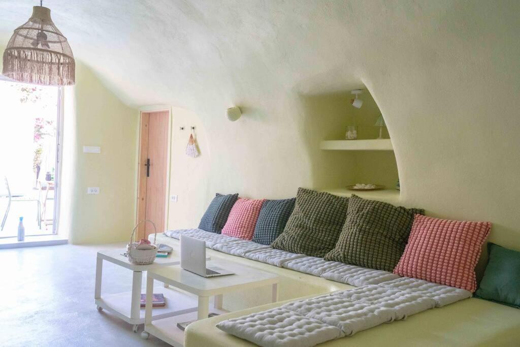 Вилла Santorini Oasis- Cave House Тира Экстерьер фото