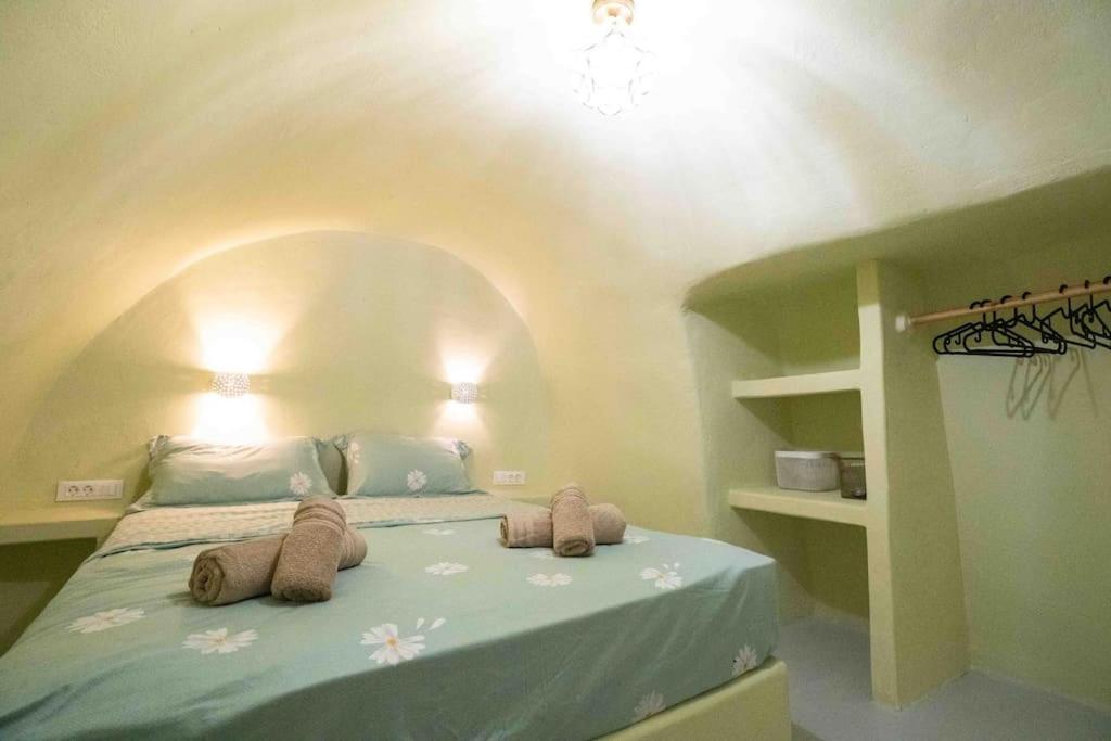 Вилла Santorini Oasis- Cave House Тира Экстерьер фото