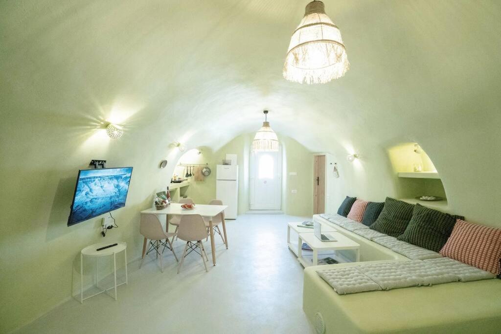 Вилла Santorini Oasis- Cave House Тира Экстерьер фото